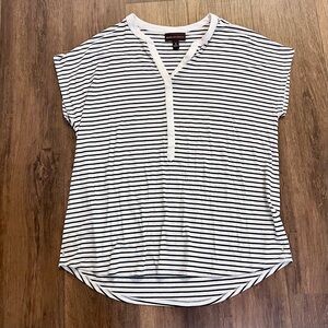 Dana Bachman Women’s Black White Striped V-Neck Short Sleeved Shirt XL